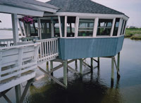 画像：レストランを支える木材の柱は海の中から立上げられています